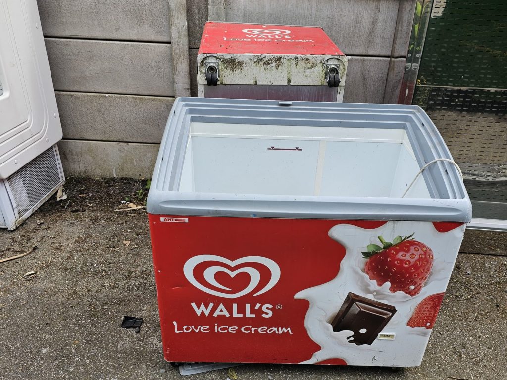 From standard under-counter fridges to colossal American-style fridge freezers and commercial chest freezers, we have the vehicles and manpower to take it all