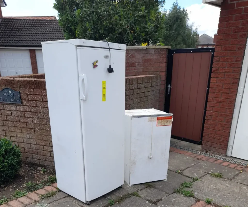 Picture showing 2 fridges of different sizes that we can remove.